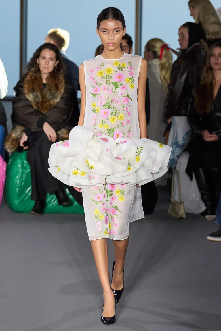 Visto en Londres, Christopher Kane, un Otoño lleno de Encajes y Volantes