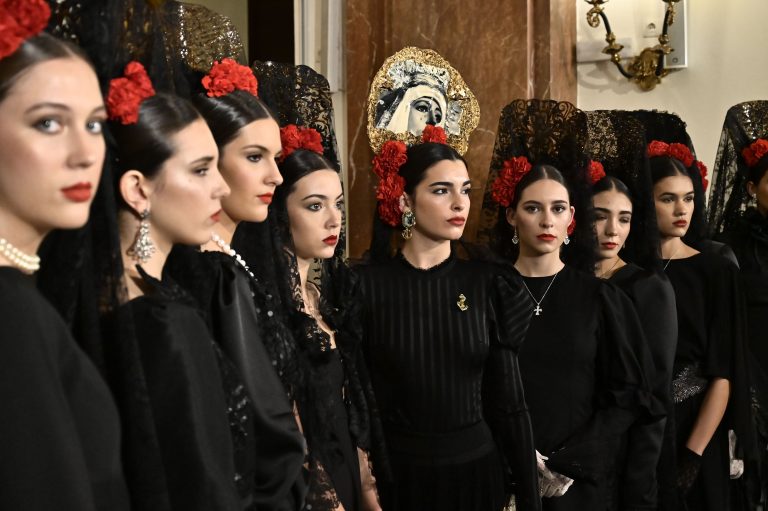Sí, Mantilla y el Clavel Rojo